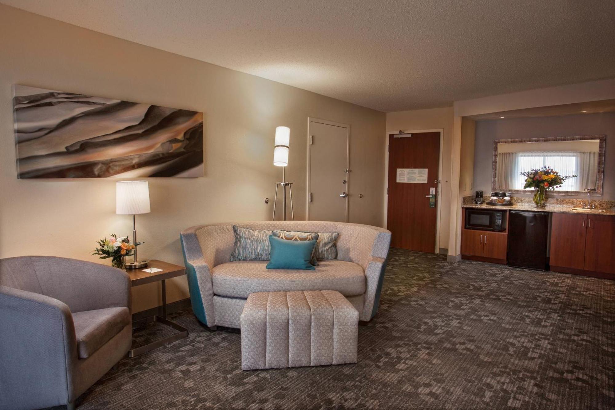 One-Bedroom King Suite with Courtyard View