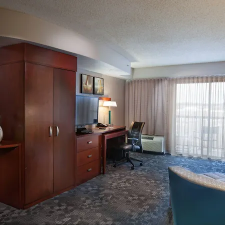 Courtyard By Marriott Fayetteville-3